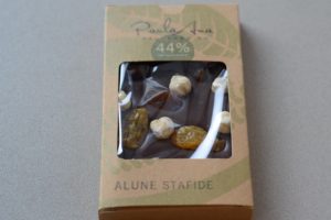 Tableta de ciocolata cu lapte, alune si stafide