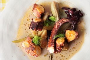 Caracatita cu fenicul si salsa de fasole neagra